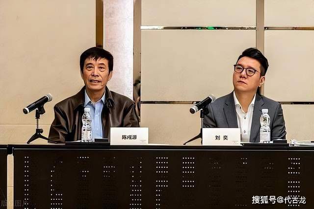 他走到韩美晴身边，笑着叫了一声：妈，这就是您的大学同学？韩美晴急忙拉着他，对萧常坤介绍道：常坤，我给你介绍一下，这就是我的儿子，保罗。
